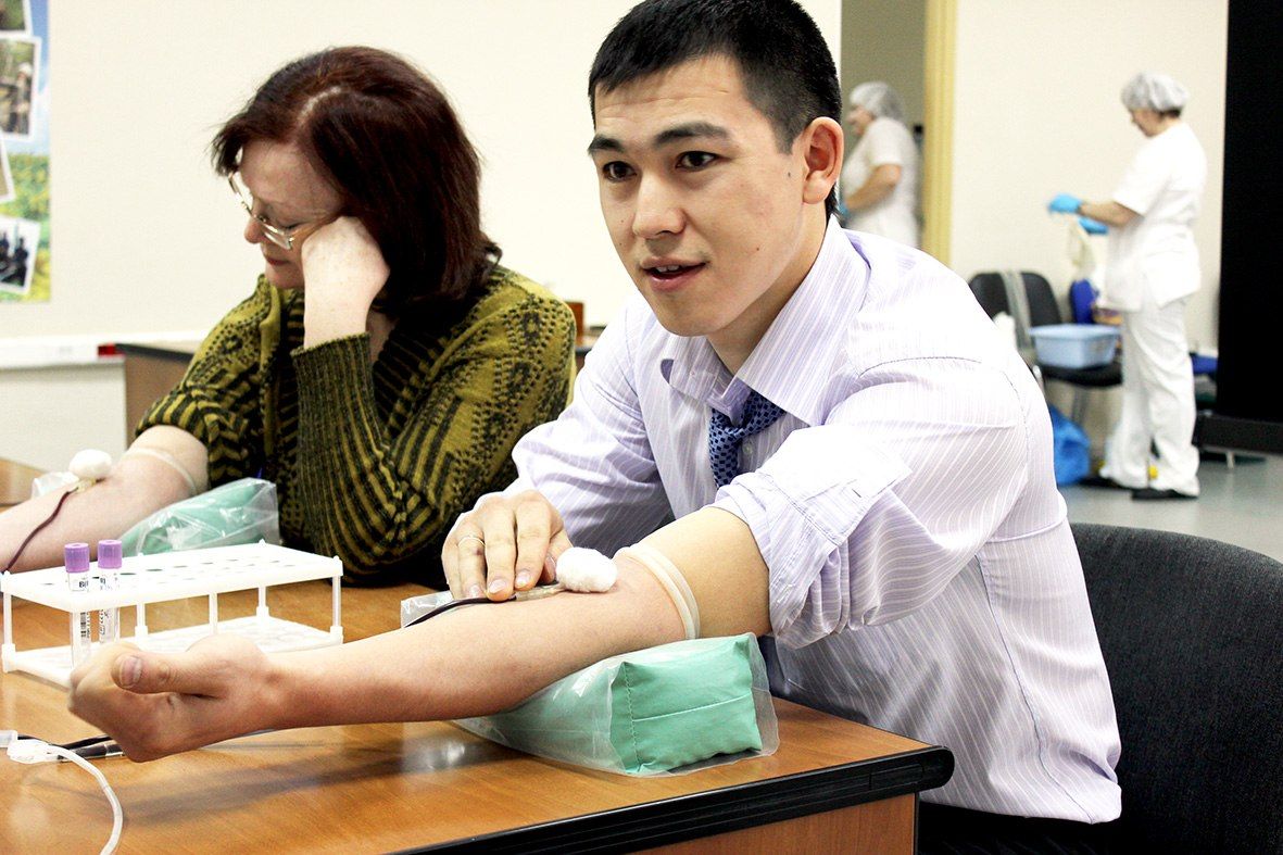 В омском филиале банка УРАЛСИБ прошел День донора, организованный совместно с омским центром крови 