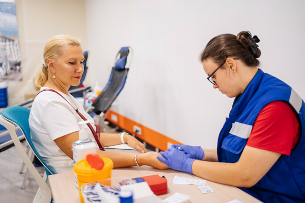 Корпоративные волонтеры сдали кровь в московском офисе промышленной группы ОМК