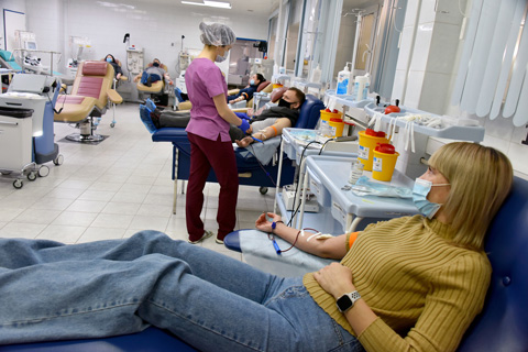 Во Всероссийской акции «День донорского совершеннолетия» в Ханты-Мансийске приняло участие 266 человек