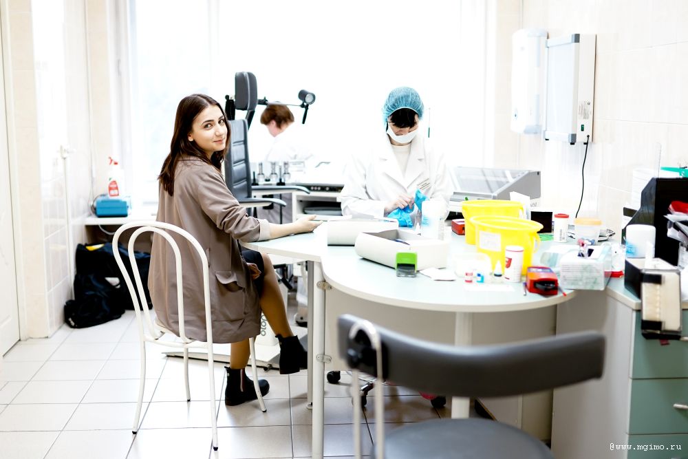 Будущие дипломаты сдали кровь