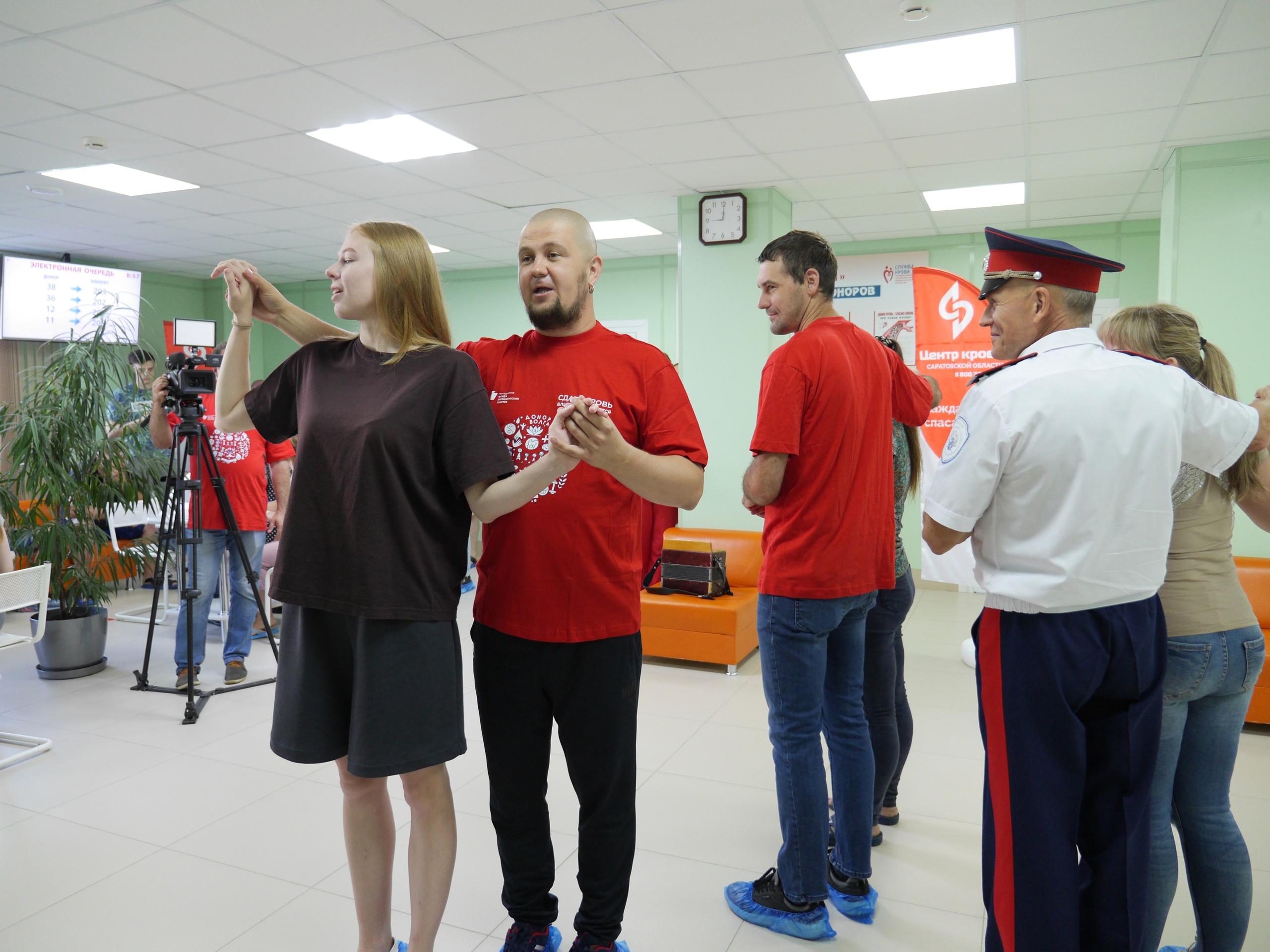 В Саратовском центре крови на Всероссийской акции #КультураДонорству доноры сдавали кровь под казачьи песни