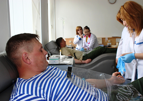 Российские военные сдали кровь для жителей Армении