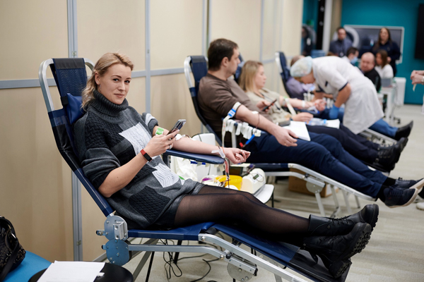 Сотрудники Газпромбанка сдали 90 литров крови в девяти российских городах