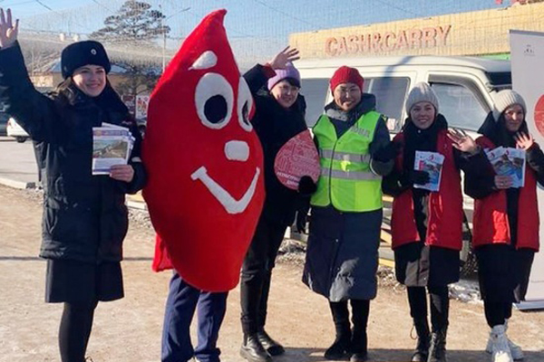 В столице Бурятии автоинспекторы и волонтеры призвали участников дорожного движения стать донорами компонентов крови