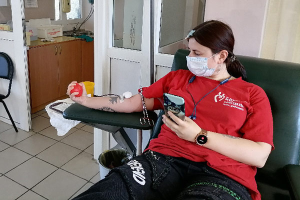 Массовой сдачей крови отметили Всемирный день донора на Сахалине