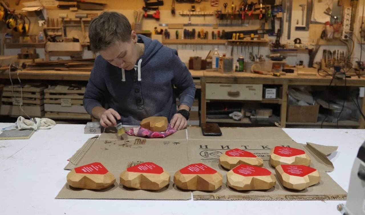 Награды креативного конкурса премии «СоУчастие» созданы с особенным теплом