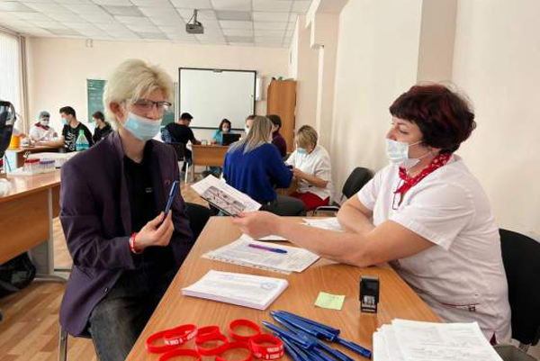 Около 30 литров крови сдали хабаровчане в рамках традиционной донорской акции «Мы с тобой одной крови»