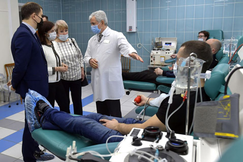 Доноры и сотрудники Мурманской областной станции переливания крови получили региональные награды