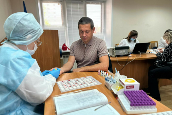 «Даруя кровь – спасаем жизнь»: чиновники и волонтеры в Татарстане стали участниками благотворительной акции