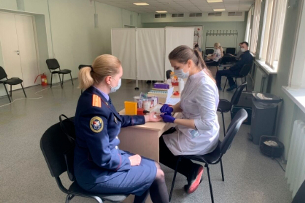 Сотрудники Следственного комитета Ленобласти стали донорами крови для тяжелобольных людей 