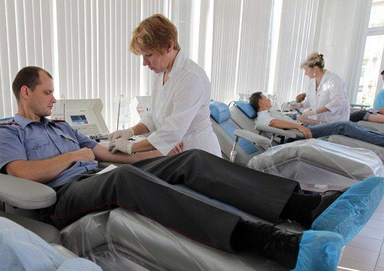 Сотрудники ГИБДД  Москвы сдают кровь для детей - жертв ДТП