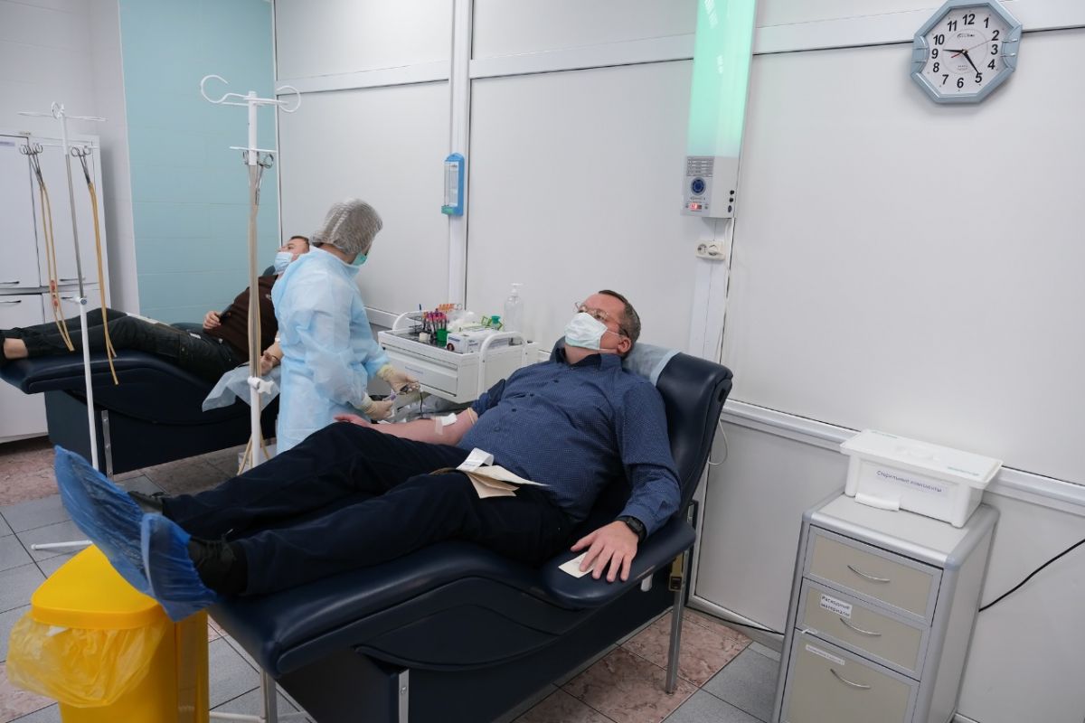 Астраханские депутаты снова сдали кровь