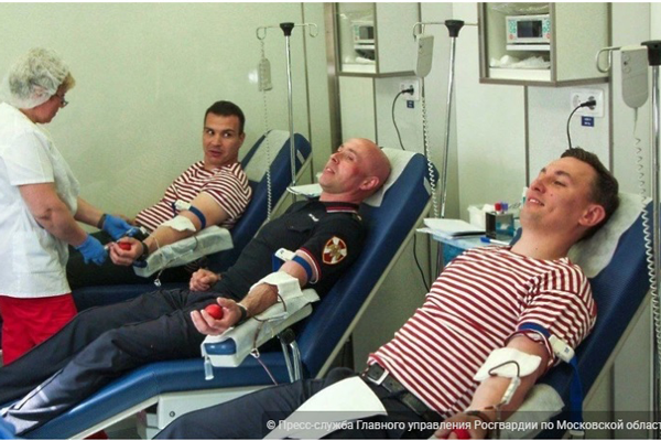 Подмосковные росгвардейцы сдали 45 литров крови к Всемирному дню донора
