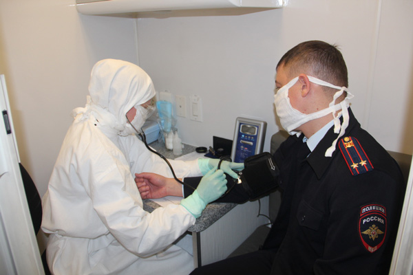 В День защиты детей брянские полицейские сдали кровь