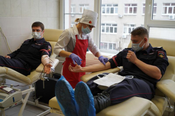 День донора 60 липецких полицейских отметили на станции переливания крови