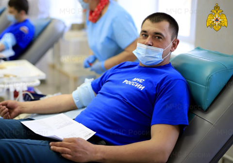 В Национальный день донора сотрудники МЧС России по всей стране приняли участие в акциях по сдаче крови