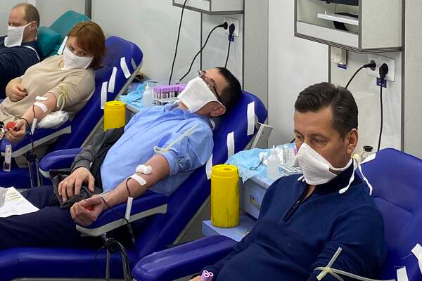 Брянские энергетики начали 2022 год с участия в донорской акции