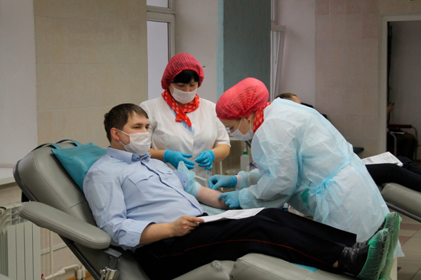 В преддверии Дня памяти жертв ДТП в Биробиджане полицейские пополнили банк крови