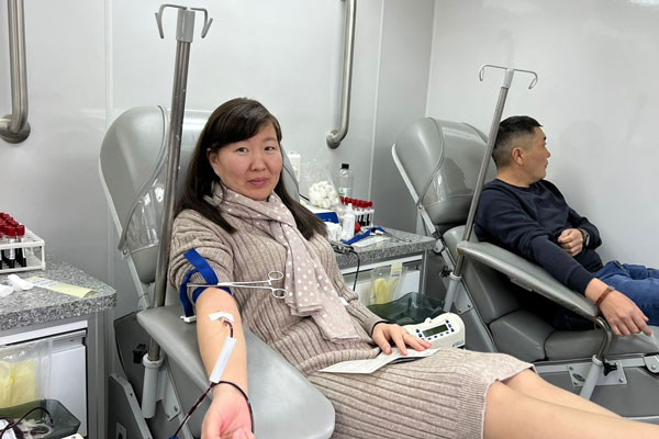 Мобильная станция переливания крови Республики Калмыкия побывала в райцентре Кетченеры