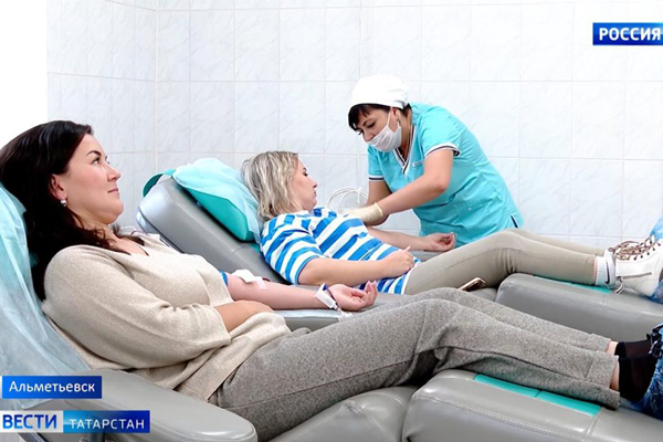 Порядка ста человек приняли участие в акции по сдаче крови в городе Альметьевске в Татарстане