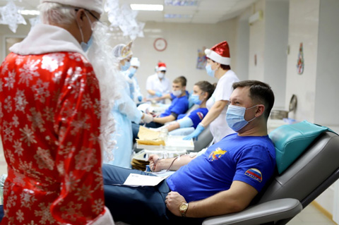 Массовую сдачу крови организовало областное МЧС для сотрудников в честь юбилея экстренной службы