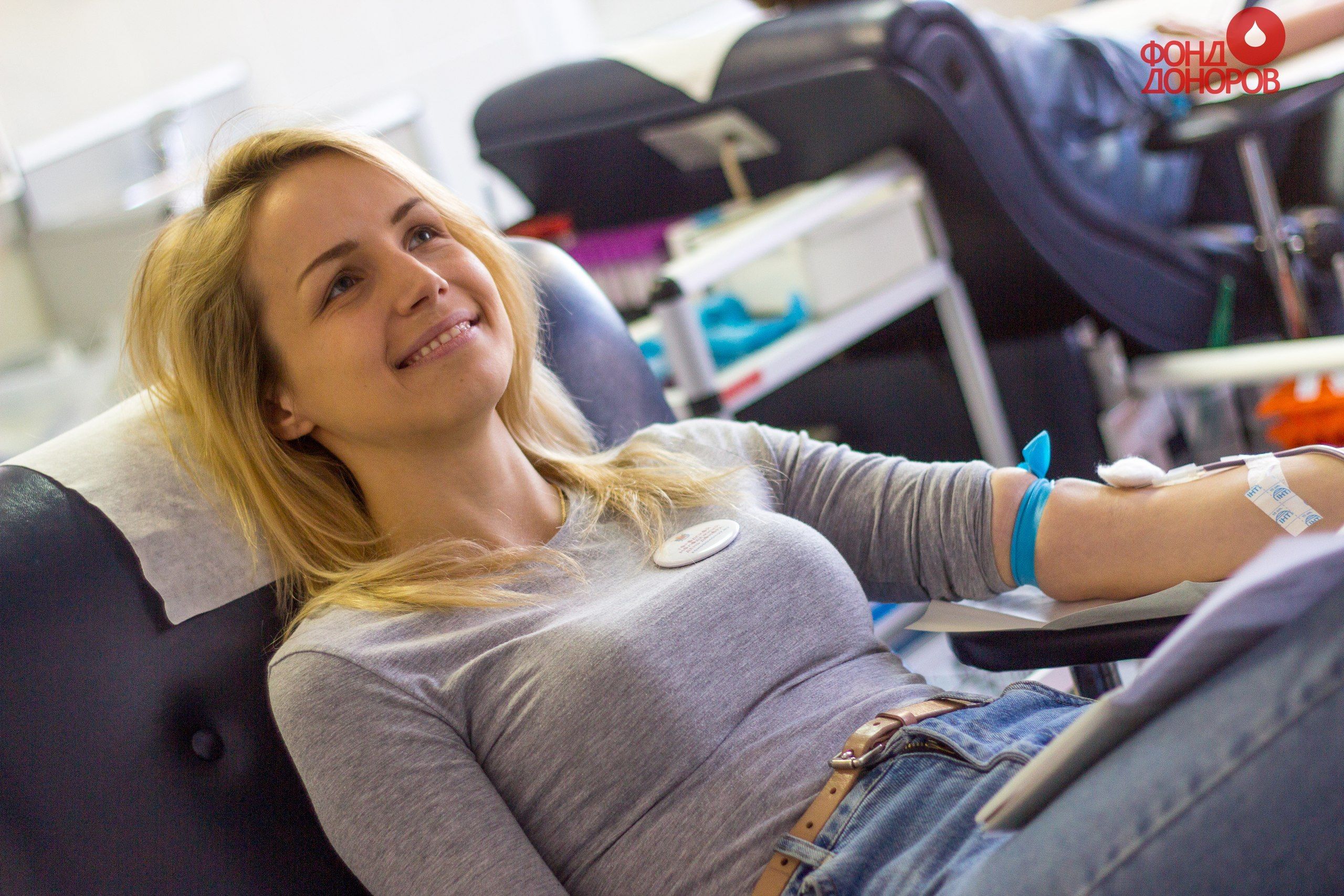 Молодежь Петербурга сдала 350 литров крови