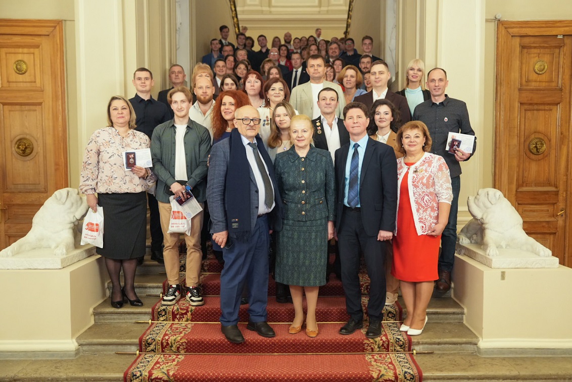 В Мариинском дворце наградили Почётных доноров России и Петербурга