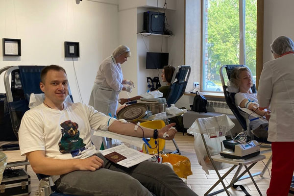 Петербуржцы стали донорами крови на выставке художников с мировыми именами