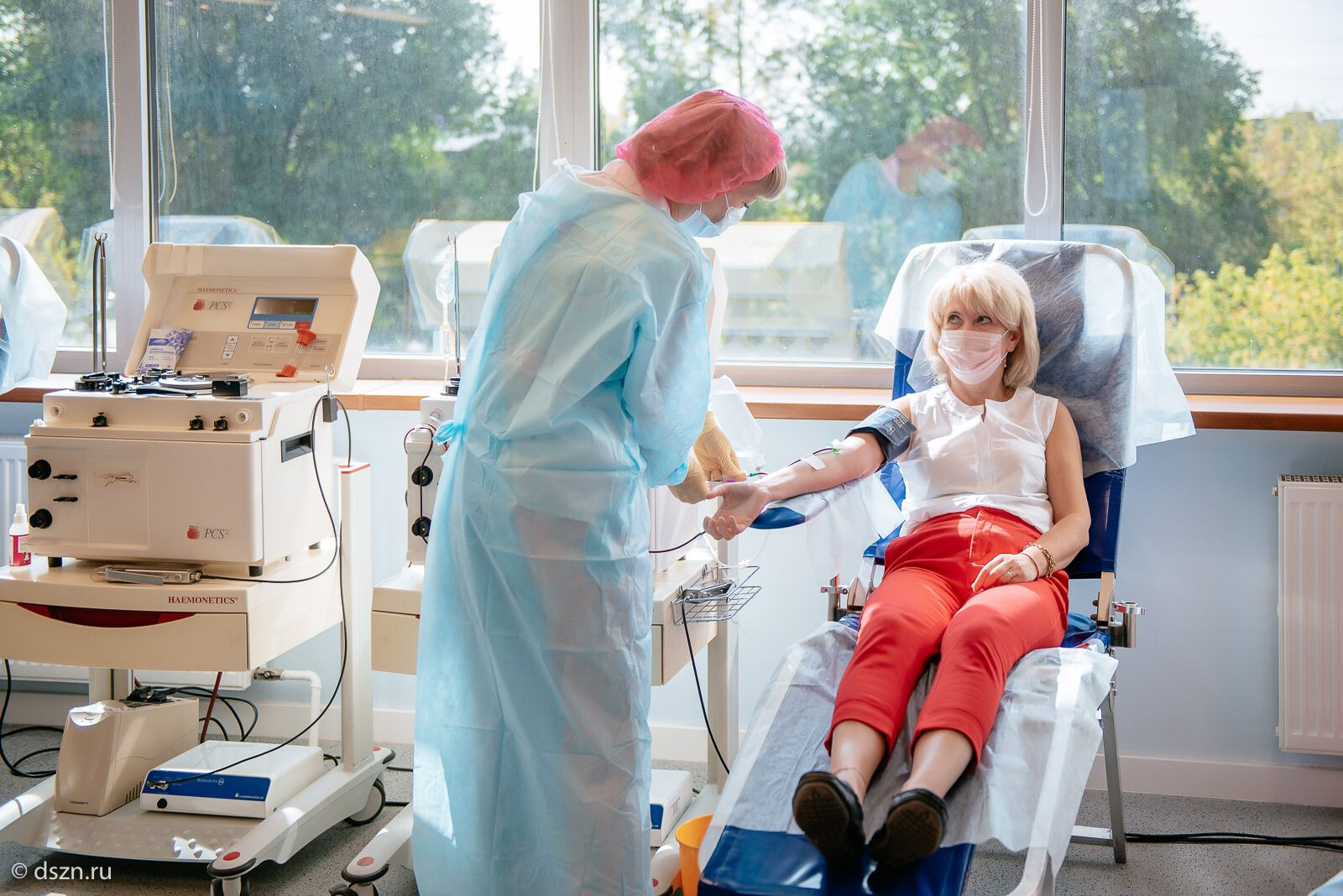 «Помогать людям — это у нас в крови»: более 70 сотрудников московских социальных центров присоединились к донорской акции