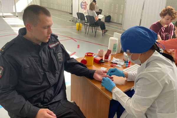 В Санкт-Петербурге сотрудники транспортной полиции в рамках ежегодной акции «От сердца к сердцу» приняли участие в Дне донора