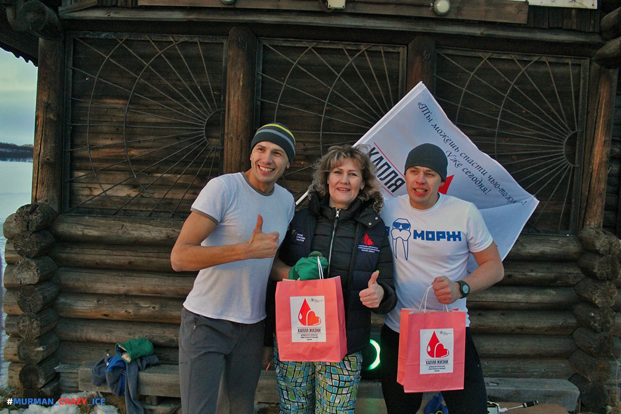 Моржи Мурманска отметили свой праздник «донорским заплывом»