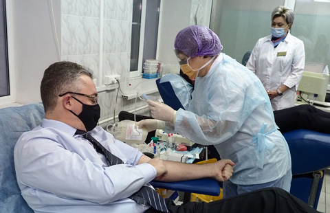 Глава Ставрополья в канун зимних праздников вновь стал донором крови