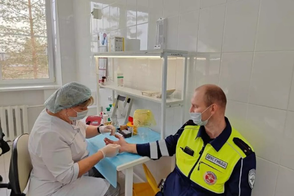 Полицейские и общественники сдали кровь в поддержку юной жительницы Новгородского района