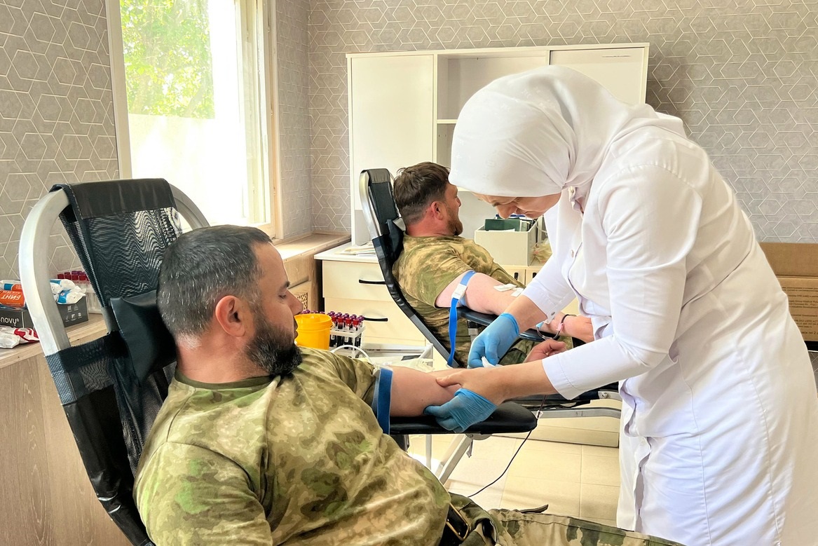 Военнослужащие Росгвардии поддержали донорскую акцию в Чеченской Республике