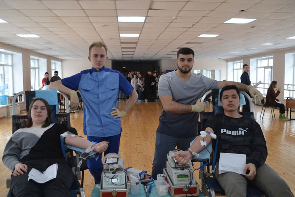 Банк Новосибирского клинического центра крови пополнился на 60 литров крови благодаря студентам-медикам  
