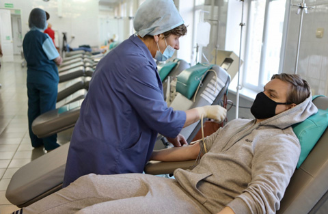 Более 80 приморских студентов стали донорами в преддверии Всемирного дня борьбы против рака