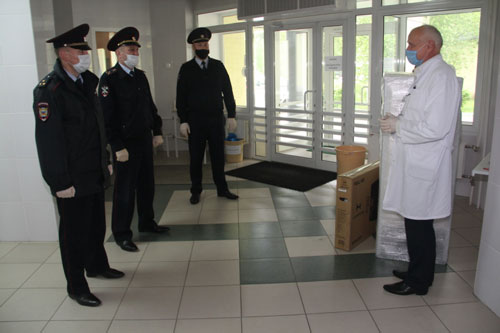 На деньги за донорские компенсации брянские полицейские купили холодильник и телевизор для детского онкоцентра