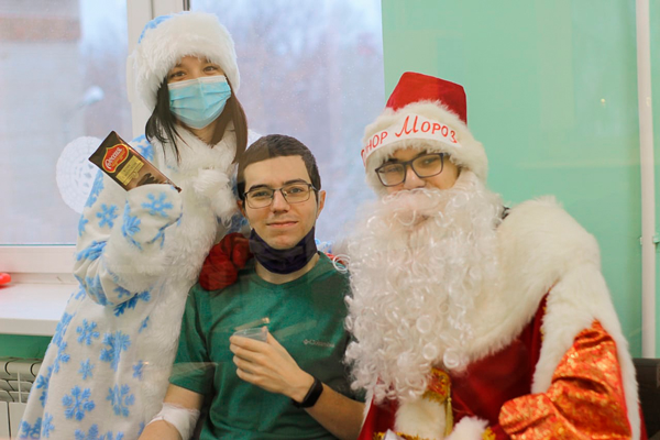 Донор Мороз и Снегурочка Клуба волонтеров открыли предновогодний донорский марафон Самарской службы крови