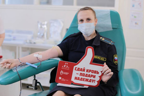 В преддверии Международного дня защиты детей судебные приставы Хабаровска пополнили банк крови для маленьких пациентов больниц
