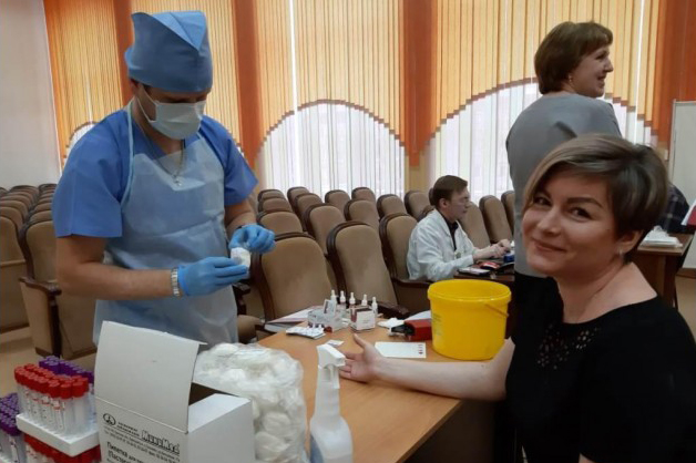 Красноярские работники соцзащиты поделились своей кровью
