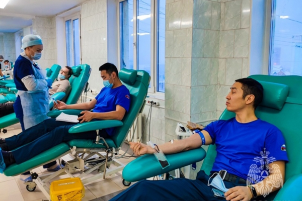 Ко дню добровольца якутские сотрудники МЧС России стали донорами