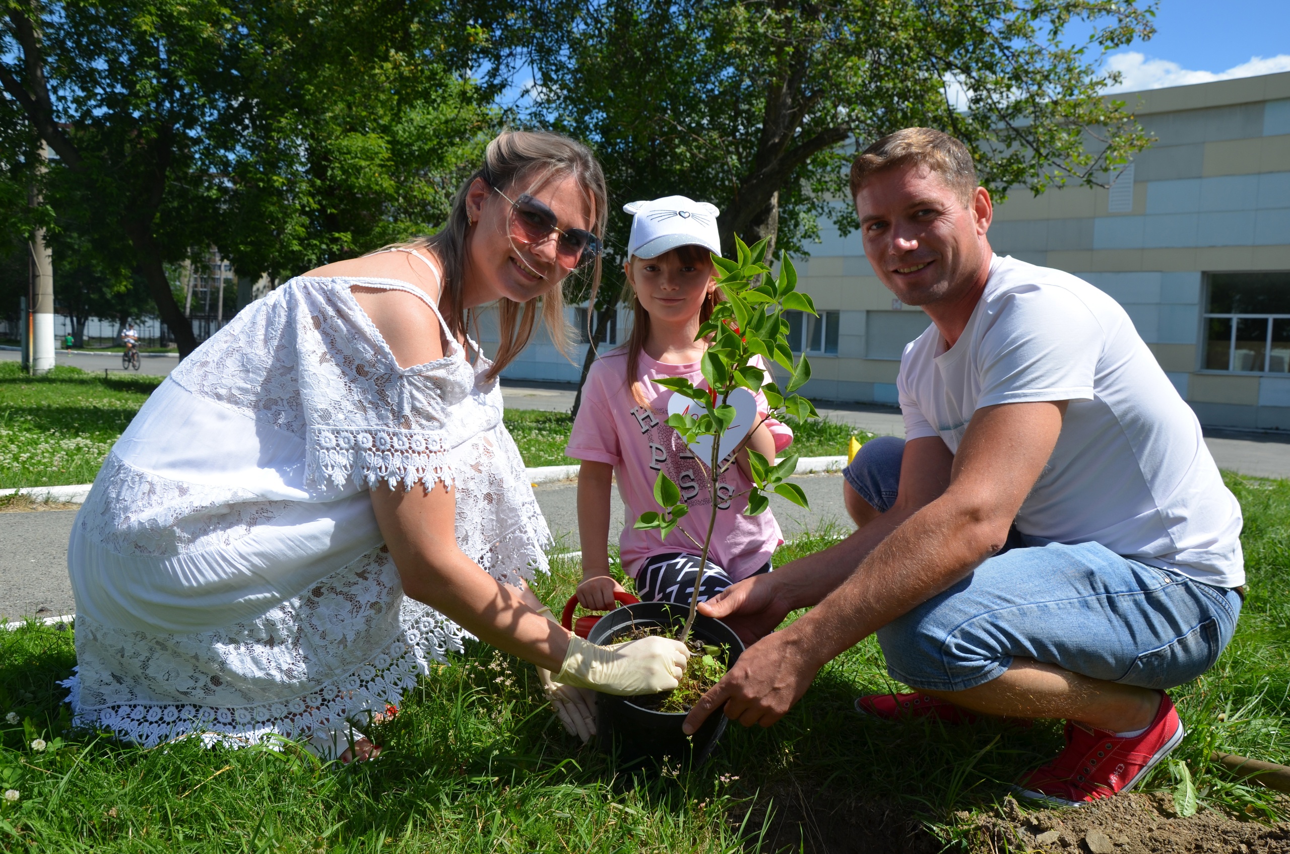 День семьи, любви и верности: в Екатеринбурге донорские семьи и династии заложили аллею
