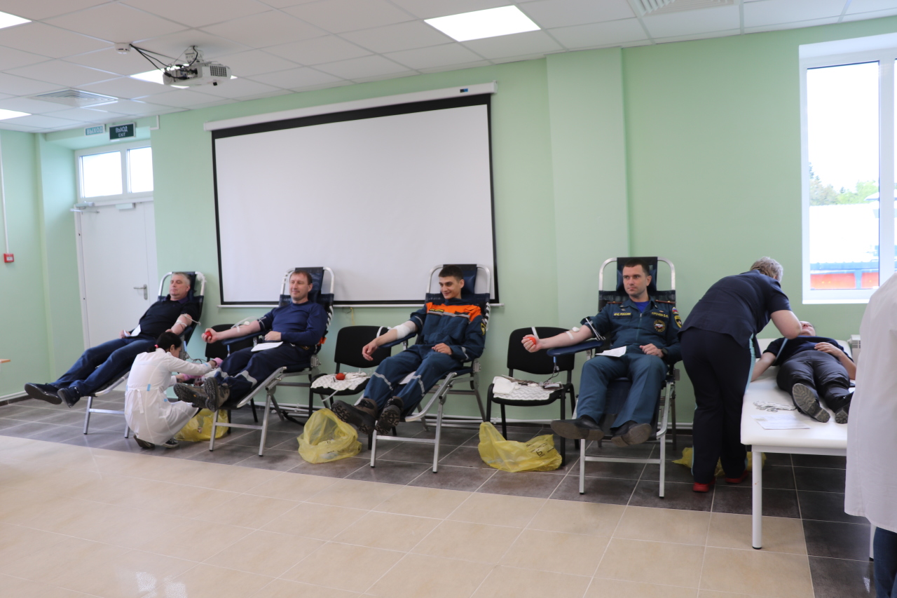 К Всемирному дню донора сотрудники МЧС России сдали кровь в Южно-Сахалинске