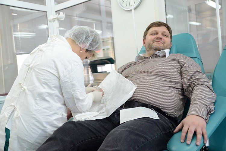 Губернатор и члены правительства Кировской области сдали кровь