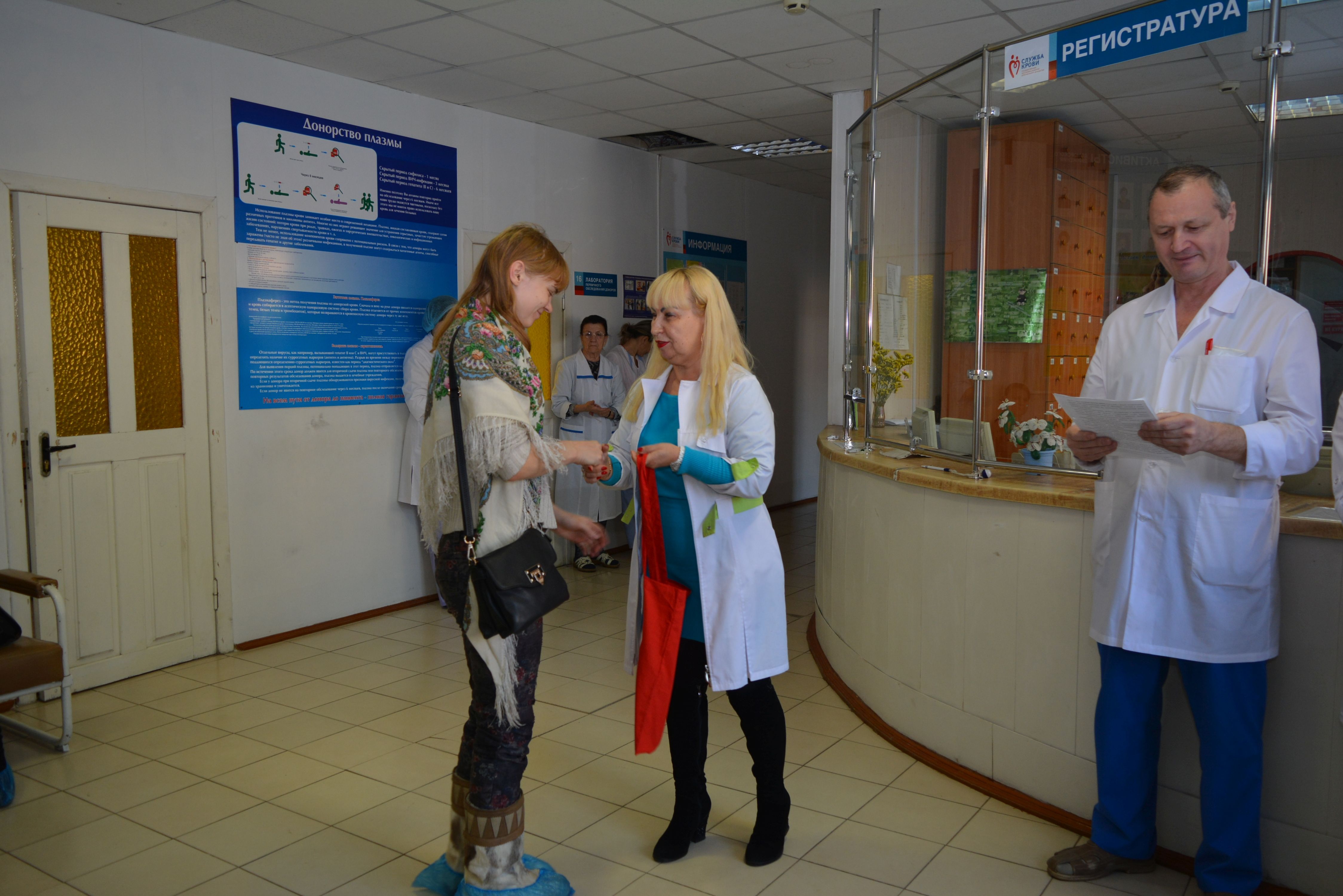 Доноры с редкой группой крови получили новогодние подарки