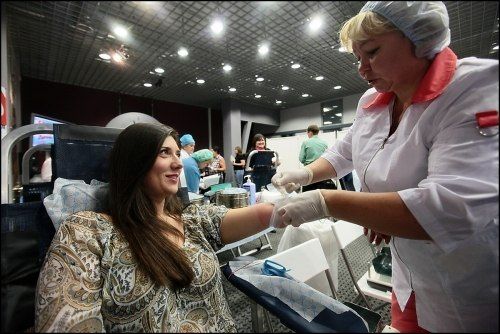 Петербуржцы могут сдать кровь вместе с журналистами и знаменитостями
