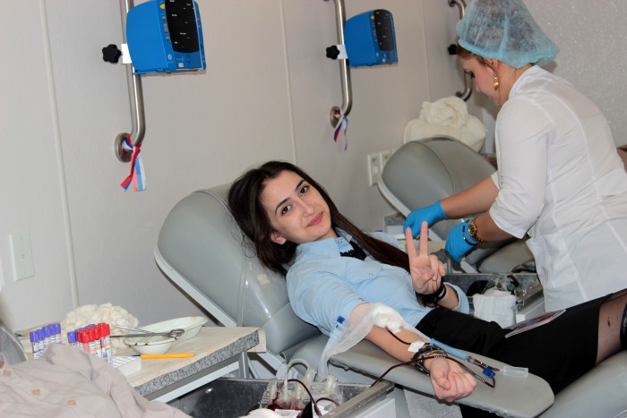 Жители Республики Дагестан сдали кровь прямо во время форума