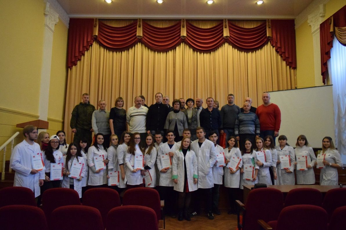 18-летние доноры получили свидетельства донорского совершеннолетия