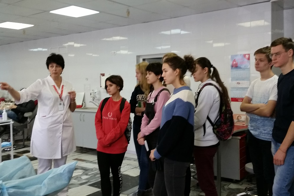 Школьники побывали в Центре крови ФМБА России