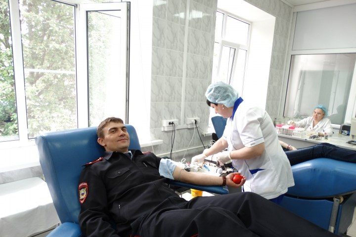 В Биробиджане сотрудники полиции приняли участие в донорской акции 